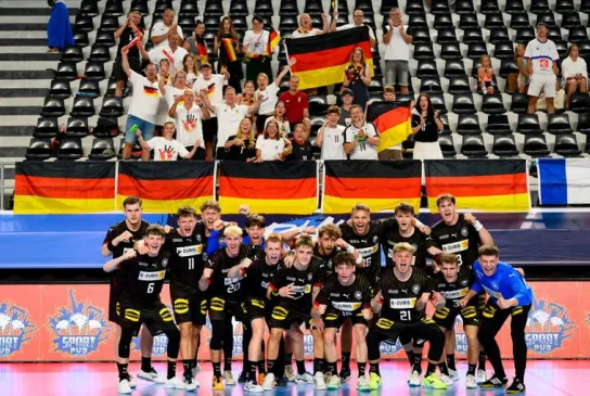 Deutschland feiert den Gruppensieg: Die männliche U18-Auswahl gewann gegen Frankreich.