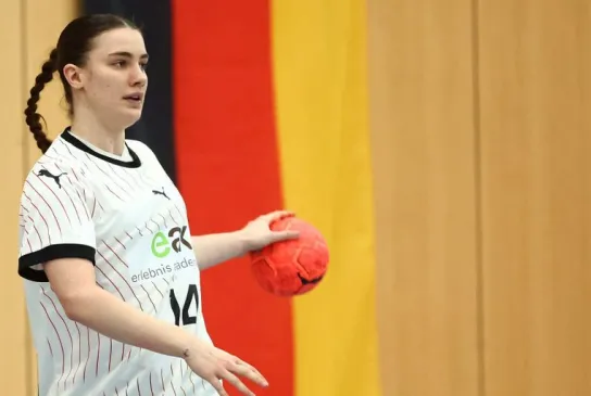 Die Spielerinnen der U18-Nationalmannschaft hat den Ball in der Hand.