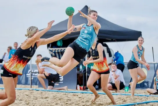 Die Spielerin der Unicorns wirft auf das Tor. 