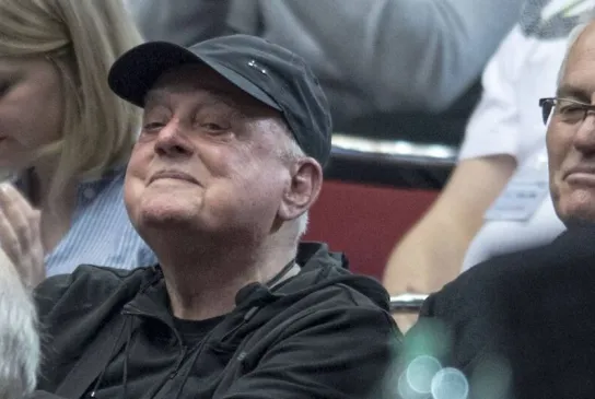 Vlado Stenzel zu Besuch bei einem Handballspiel.