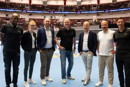 Die DHB und Adesso Verantwortlichen beim Länderspiel in Dortmund