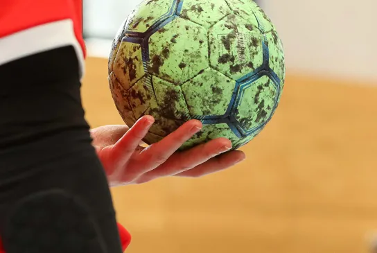 Ball wird in der Hand gehalten