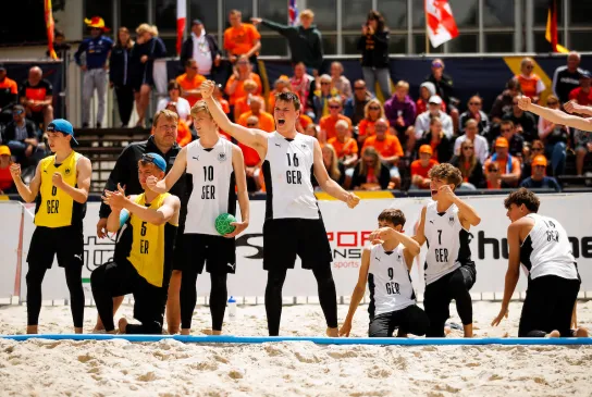 Die männliche U16 im Beachhandball jubelt