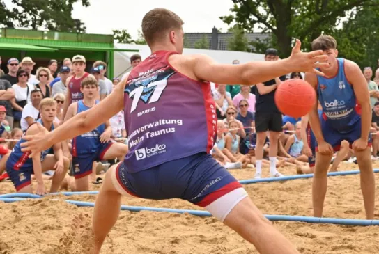 Ein Torhüter im Beachhandball hält einen Siebenmeter