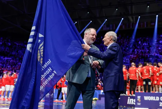 Flaggenübergabe. - Foto: IHF/kolektiff/Anze Malovrh