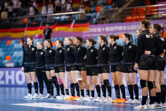 Die U18w singt die Hymne