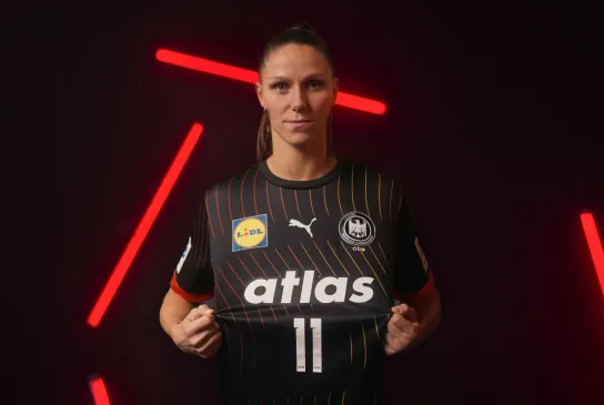 Xenia Smits präsentiert das neue Trikot