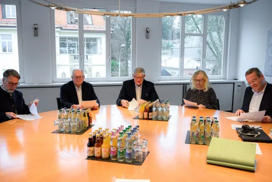 Unterzeichner des Verschmelzungsvertrages: Peter Knapp, Hans Artschwager, Eberhard Gloger, Heidi Schmidt und Alexander Klinkner. - Foto: Marco Wolf