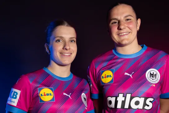 Zwei DHB-Spielerinnen im magentafarbenen Sondertrikot der Nationalmannschaft.