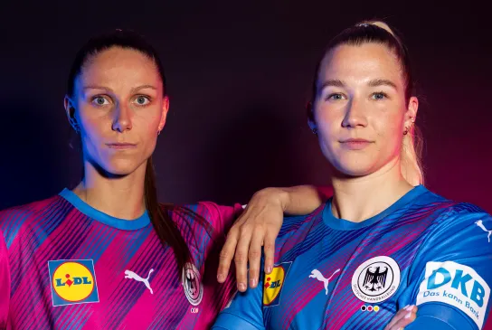 Xenia Smits und Kathi Filter gucken beim Shooting seriös in die Kamera-