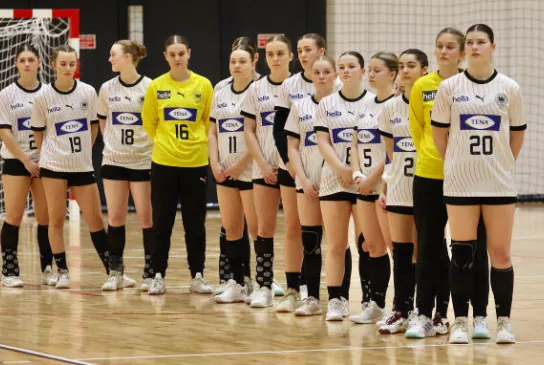 Die U17w bei der Nationalhymne