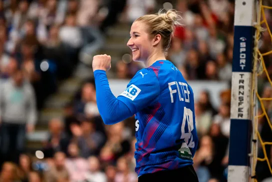 Katharina Filter jubelt nach einer Parade im Handballtor