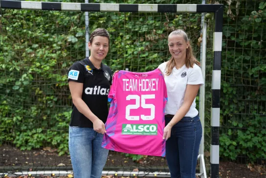 Alina Grijseels übergibt Sophia Schwabe ein Sondertrikot der Frauen-Nationalmannschaft. - Foto: DHB