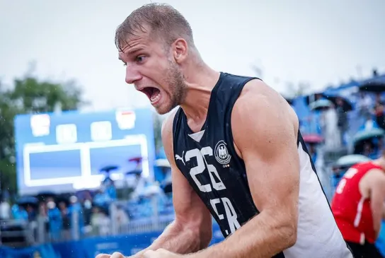 Beachhandballer jubelt über einen Sieg