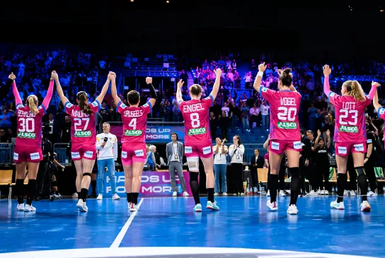 Spielerinnen der Handball-Nationalmannschaft jubeln nach einem Sieg zu ihren Fans.