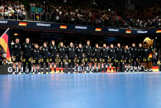 Die deutsche Nationalmannschaft bei der hymne