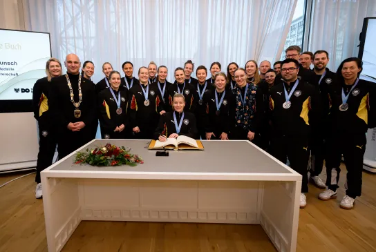 Die deutsche Frauen-Nationalmannschaft trägt sich in das Goldene Buch der Stadt Dortmund ein. - Foto: Marco Wolf