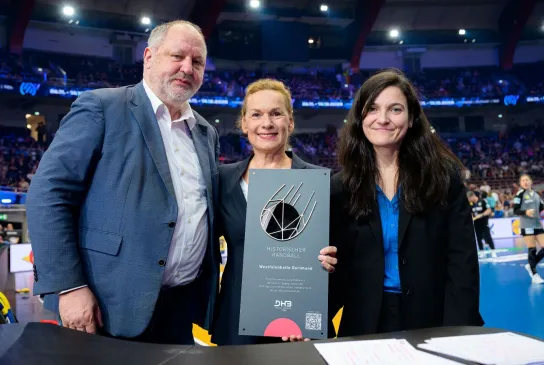 DHB-Präsident Andreas Michelmann mit Sabine Loos und Frauke Füsers. - Foto: Marco Wolf