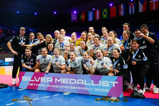 Die DHB-Frauen freuen sich über eine erfolgreiche WM