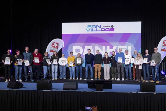 Stolze Gesichter: Im Fan-Village bei der WM 2025 werden Ehrenamtliche aus NRW ausgezeichnet.