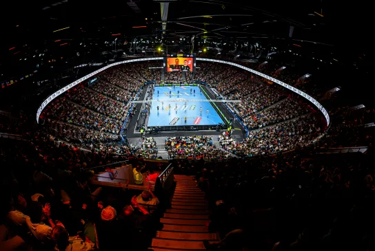 Blick von oben über den vollen SAP Garden mit Zuschauen bei einem Handball-Länderspiel.