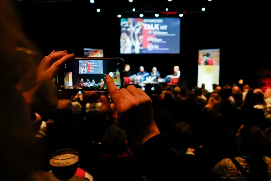 Volles Haus beim Fantreff in Silkeborg. - Foto: kolektiff images