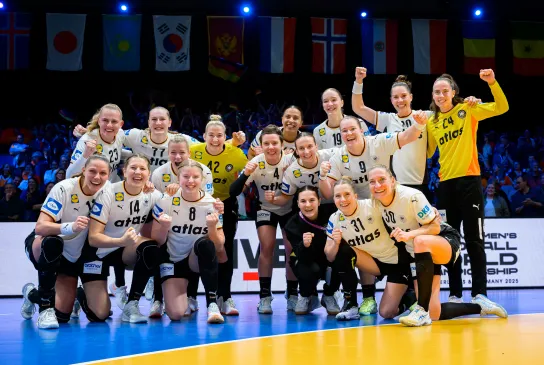 Dei Frauen-Nationalmannschaft bejubelt WM-Silber. - Foto: Marco Wolf