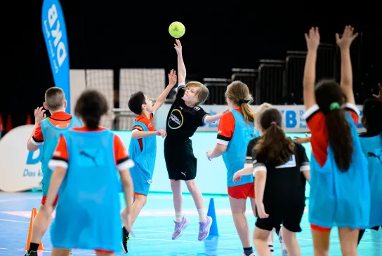 120 Kinder waren beim HandbALL TOGETHER Aktionstag in der Westfalenhalle im Einsatz