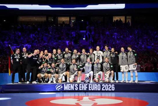 Die Männner-Nationalmannschaft mit der Silbermedaille. - Foto: kolektiff images
