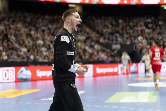 Kroatischer Handball-Torhüter Kuzmanovic jubelt.