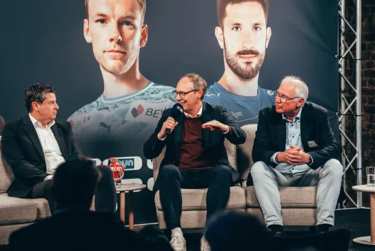 Mark Schober (Mitte) im Gespräch mit Christian Seifert und Uwe Schwenker. - Foto: Julian Huke Photography 