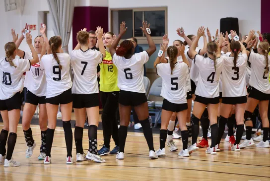 Die U16w feiert einen Sieg gegen die Schweiz. - Foto: Peter Cseh