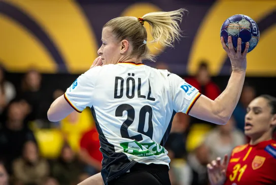 Eine Handballerin beim Wurf auf das Tor