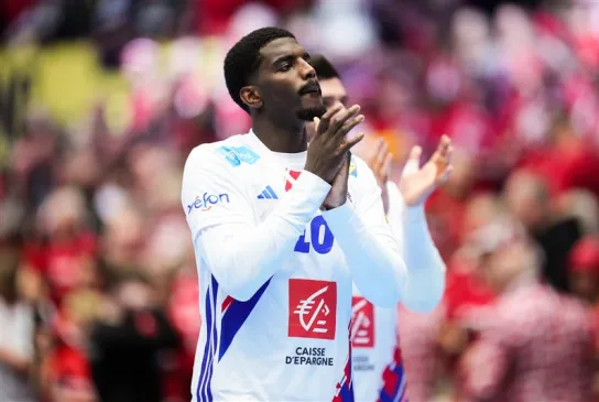 Handballspieler Dika Mem klatscht