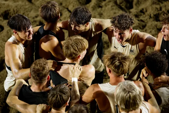 Die männliche-Beachhandball-Nachwuchs ist im Senegeal dabei. - FotO: kolektiff images