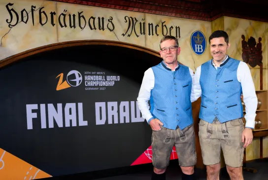 Bundestrainer Alfred Gislason und Vorstand Sport Ingo Meckes bei der Auslosung. - Foto: Marco Wolf