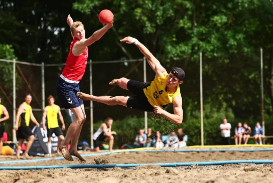 Spektakulär trifft Lars Zelser im Spiel gegen Norwegen in dieser Szene. - Foto: René Weiss