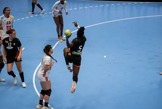Farrelle Njinkeu, beim Vier-Nationen-Turnier gegen Frankreich beim Sprungwurf auf das Tor