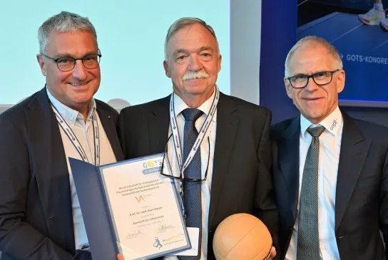 Kurt Steuer, eingerahmt von Dr. med. Christian Schneider und Prof. Dr. med. Martin Engelhardt, Vorständen von „Verbandsärzte Deutschland e.V.“ - Foto: Andreas Wetzel
