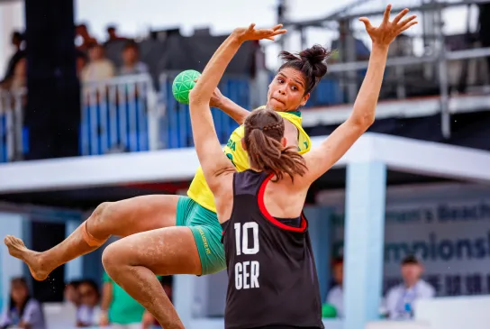 Eine Brasilianerin wirft aufs Tor.