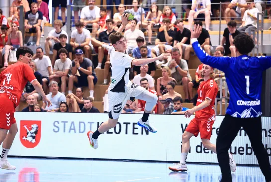 Julien Sprößig gewann mit der deutschen U20 in Kloten bei der Airport Trophy vor zwei Wochen gegen die Schweiz. Am Montag eröffnet die Partie gegen die Eidgenossen die Hauptrunde bei der Europameisterschaft in Rumänien. - Foto: René Weiss