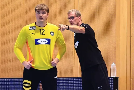 Bundestrainer Martin Heuberger mit Torwart Finn Knaack. - Foto: René Weiss