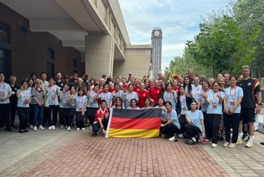 Starkes Kollektiv: Die deutsche Mannschaft genießt in China großartige Unterstützung durch mitgereisten Familien. Auch die Volunteers spüren die große Einheit rund um das Team. - Foto: DHB