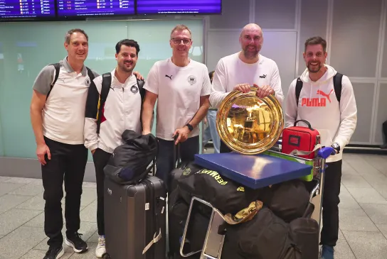 Der Staff mit der Schale in Frankfurt. - Foto: René Weiss
