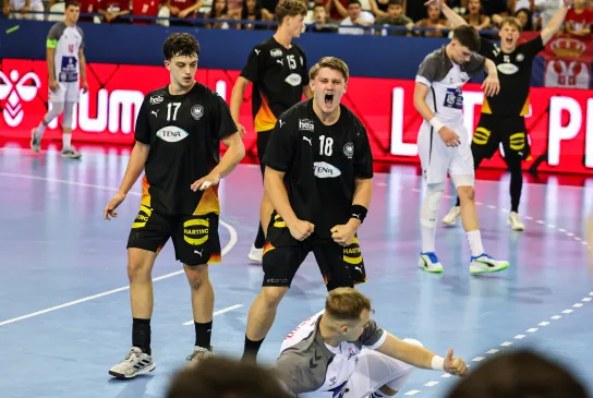 Malte Elze (rechts) lässt seine Emotionen raus. - Foto: Nikola Cimburovic