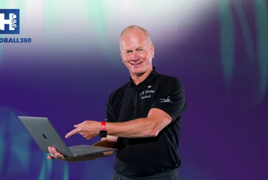 Älterer Herr mit Laptop