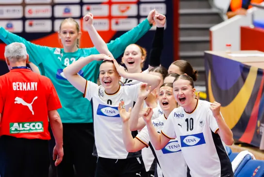 Die Freude ist zurück auf der deutschen Bank: Die DHB-Auswahl setzte sich bei der WM verdient gegen Slowenien durch. - Foto: Kolektiff
