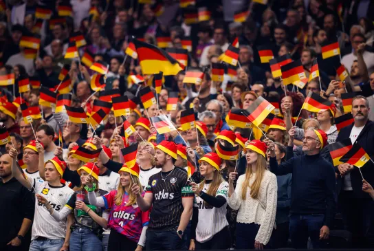 Jubelnde Fans mit Deutschlandfahnen