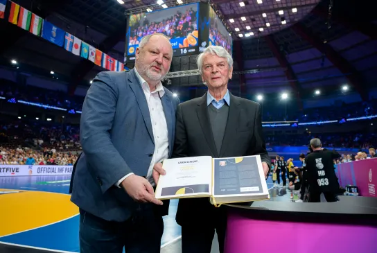 Herbert Lübking (rechts) wird 85 Jahre alt. Hier im Bild mit DHB-Präsident Andreas Michelmann. | Foto: Marco Wolf