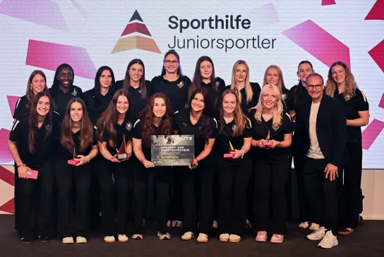 Die U20-Weltmeisterinnen bei der Ehrung. - Foto: dpa picture alliance für Sporthilfe